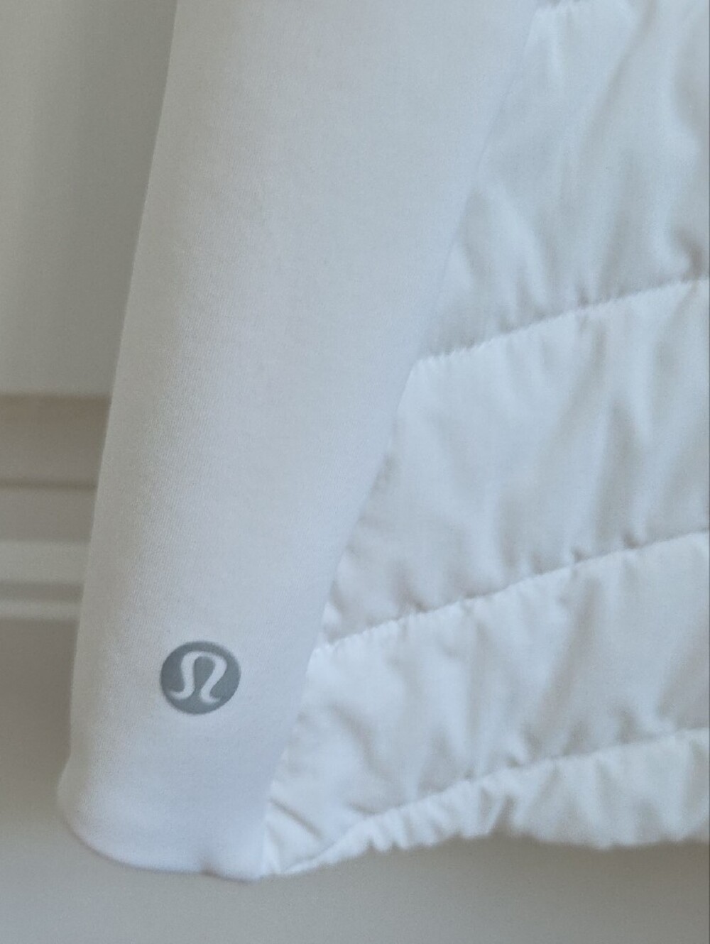 Lululemon Women’s White Quilted Hooded Puffer Vest Size 2 - Picture 4 of 4